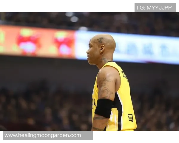 足球明星亲民互动展现魅力球迷手势引发热潮 足球明星亲民互动展现魅力球迷手势引发热潮