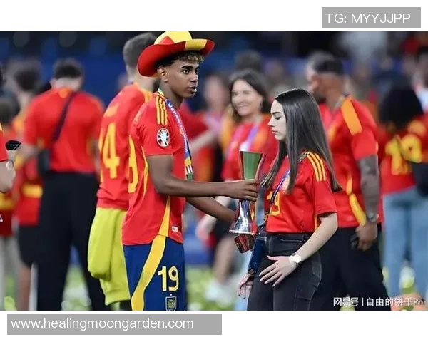 足球明星甜蜜恋情曝光揭秘他们的爱情故事与精彩瞬间 足球明星甜蜜恋情曝光揭秘他们的爱情故事与精彩瞬间